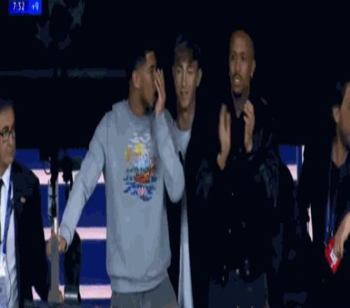 马奎尔头球,建功,庆祝滑跪获,365体育app下载,365体育官网,365体育官方网站,365体育平台