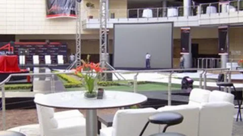 约基奇盛装出席直面湖人挑战，面容严肃气势非凡